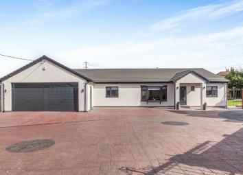 Detached bungalow For Sale in Wakefield