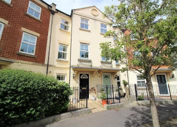 Town house For Sale in Swindon