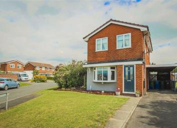 Link-detached house For Sale in Leigh