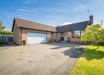 Detached bungalow For Sale in Retford