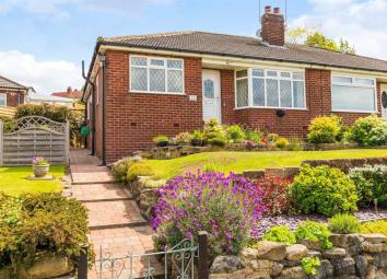 Semi-detached bungalow For Sale in Leeds