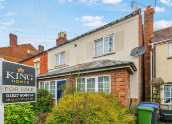 Semi-detached house For Sale in Studley
