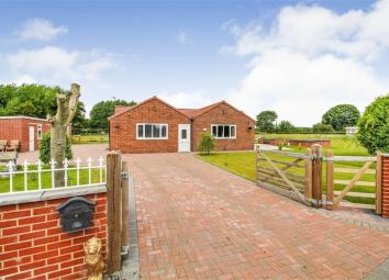 Detached bungalow For Sale in Doncaster