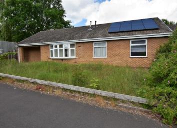 Semi-detached bungalow For Sale in Nottingham