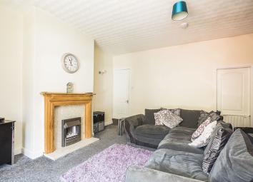 Terraced house To Rent in Elland