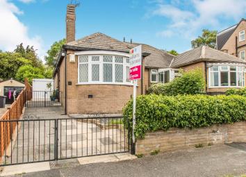 Semi-detached bungalow For Sale in Leeds