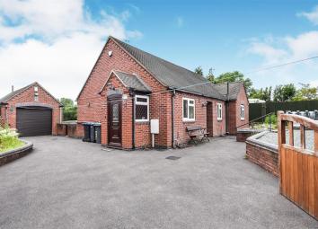 Detached bungalow For Sale in Ashbourne