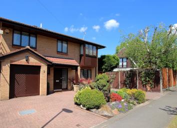 Detached house For Sale in Enfield