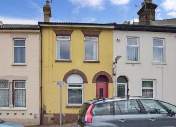 Terraced house For Sale in Chatham