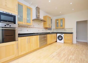 Semi-detached house To Rent in New Malden