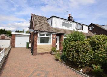 Semi-detached bungalow For Sale in Ashton-under-Lyne