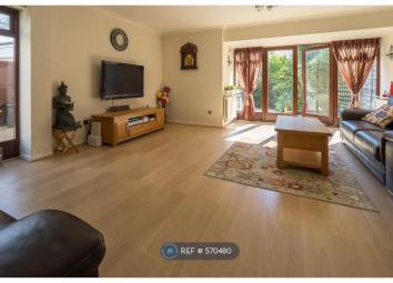 Semi-detached house To Rent in Northwood