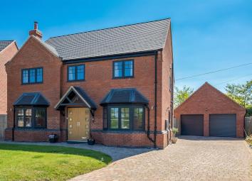 Detached house For Sale in Stratford-upon-Avon