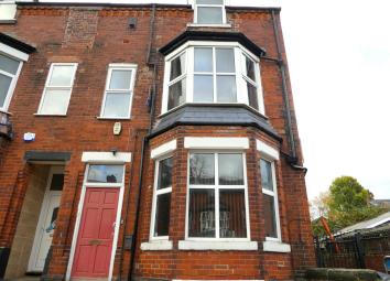 End terrace house To Rent in Manchester