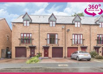 Town house For Sale in Newport